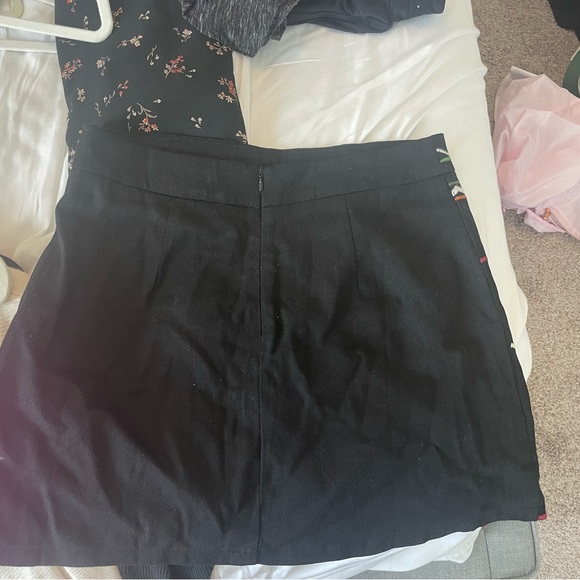 Black skirt with multi colored embroidery - Picture 4 of 6